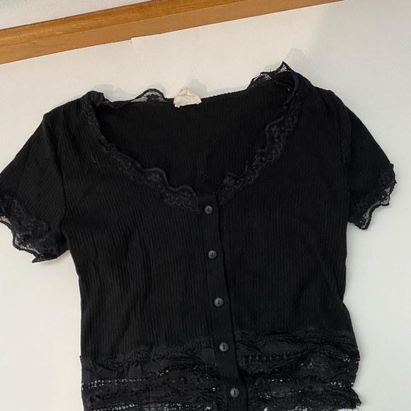 BLACK LACE CROP - Picture 1 of 2